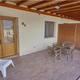 2 bedroom seaside apartments with shared pool, sleeps 4-5